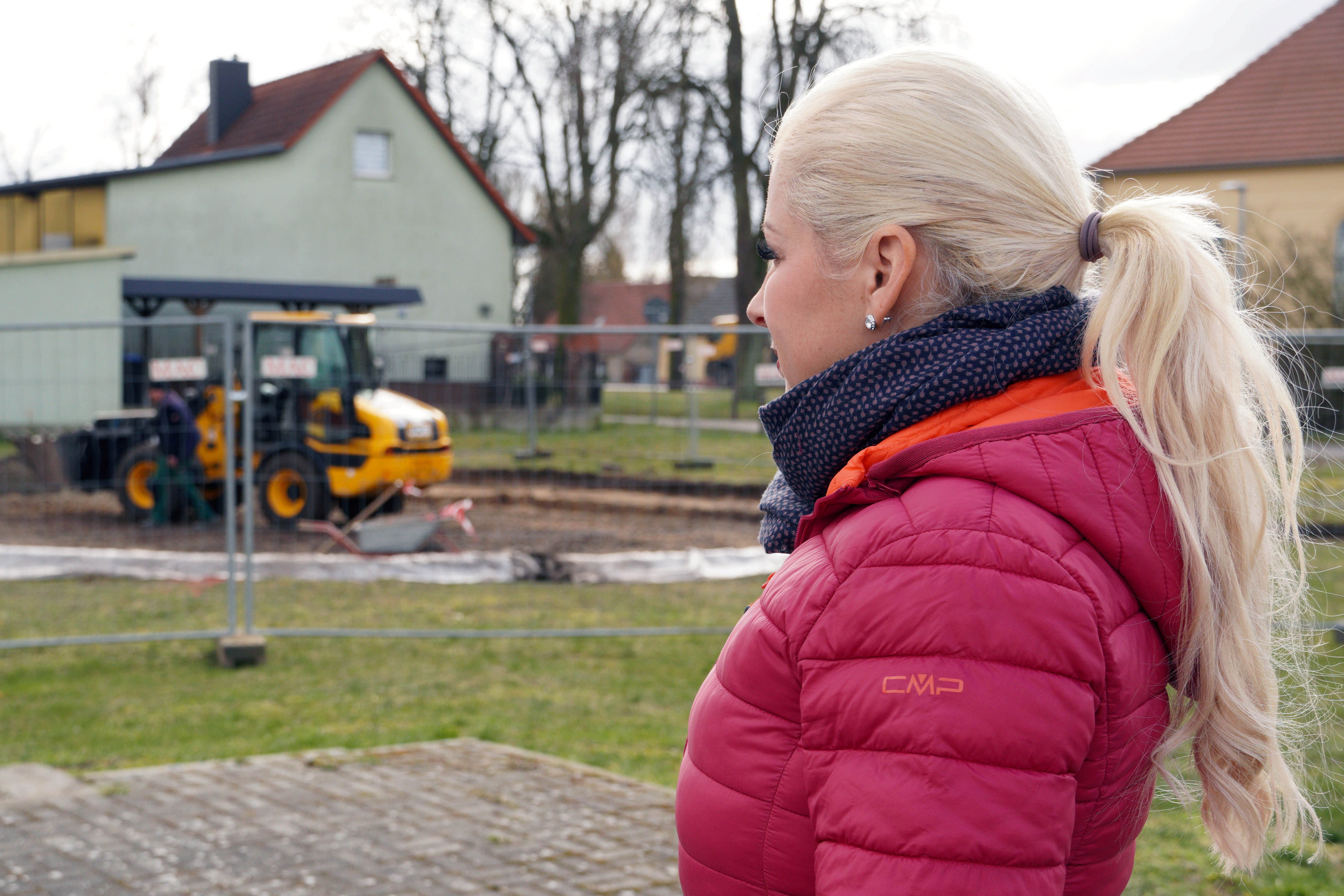 Nicole Walter-Mundt (CDU) zeigt sich von den bereits beauftragten Plnen fr den neuen Spielplatz in Germendorf enttuscht und bringt Nachbesserungen ins Spiel, Foto: Christian Howe