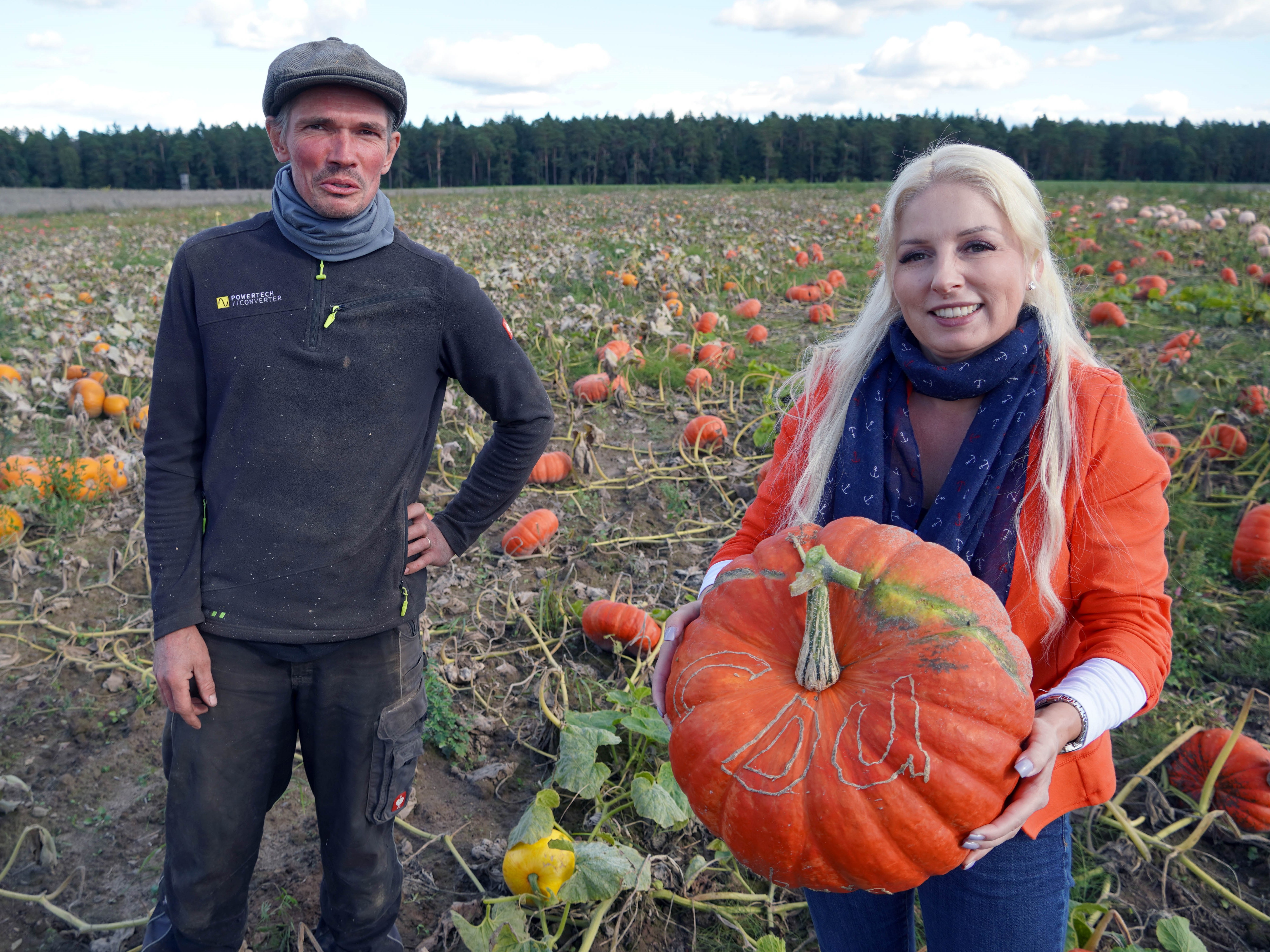Hobbylandwirt Martin Mittelstädt und Nicole Walter-Mundt (CDU) freuen sich auf die Kürbiszeit und das bevorstehende Kürbisschnitzfest Ende Oktober, Foto: Christian Howe