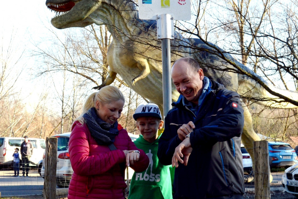Das lange Warten auf den Bus. Nicole Walter-Mundt und Tierparkchef Torsten Eichholz mit seinem Sohn Joel. Foto: Christian Howe
