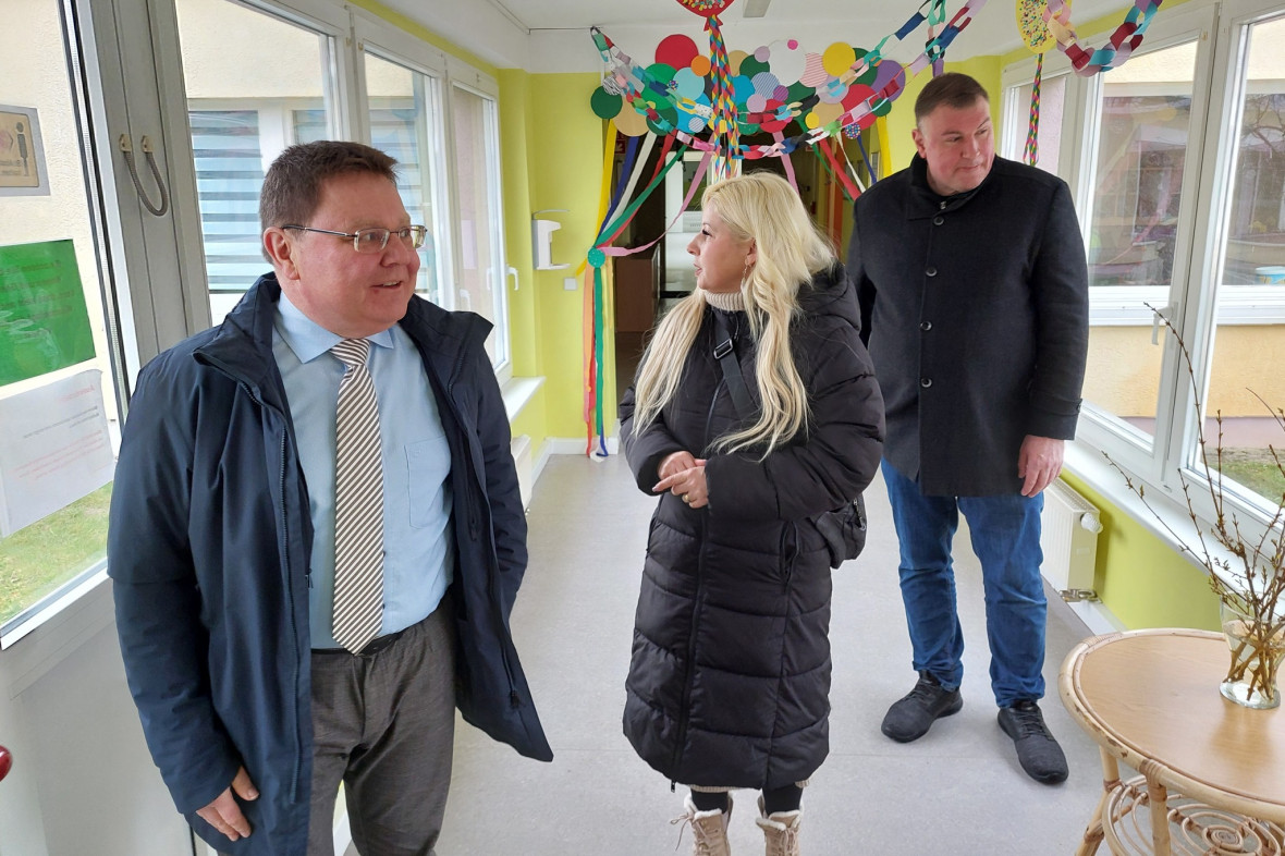 Nicole Walter-Mundt (CDU) im Gesprch mit Brgermeister Martin Rother (CDU) whrend eines Besuchs der Kita Rasselbande in Leegebruch, Foto: Christian Howe