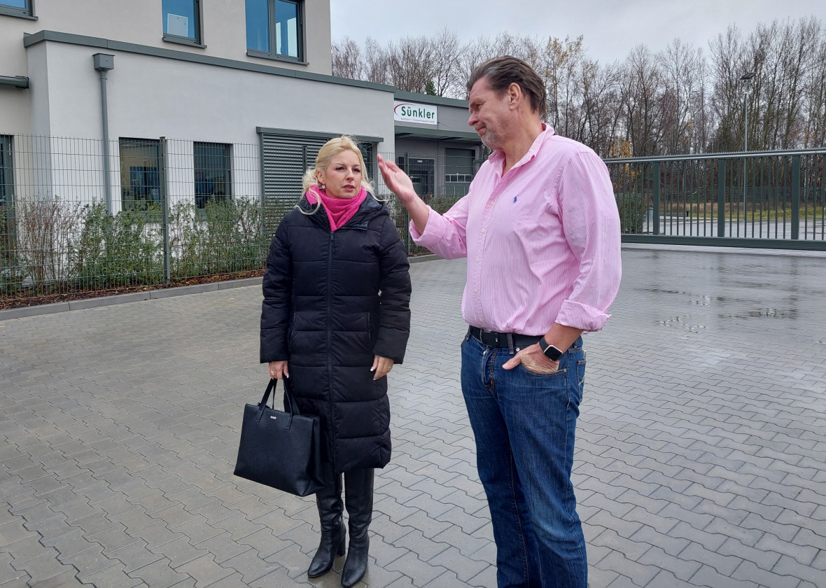 Michael Snkler kann seine Unternehmenszufahrt nicht ungehindert nutzen und bittet die Landtagsabgeordneten Nicole Walter-Mundt (CDU) um Untersttzung, Foto: Christian Howe