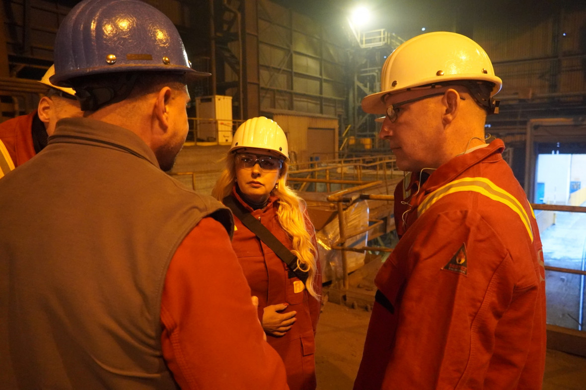 Nicole Walter-Mundt und ihr CDA-Kollege Philip Rhodus im Gesprch mit der Belegschaft von RIVA-Stahl, Foto: Christian Howe