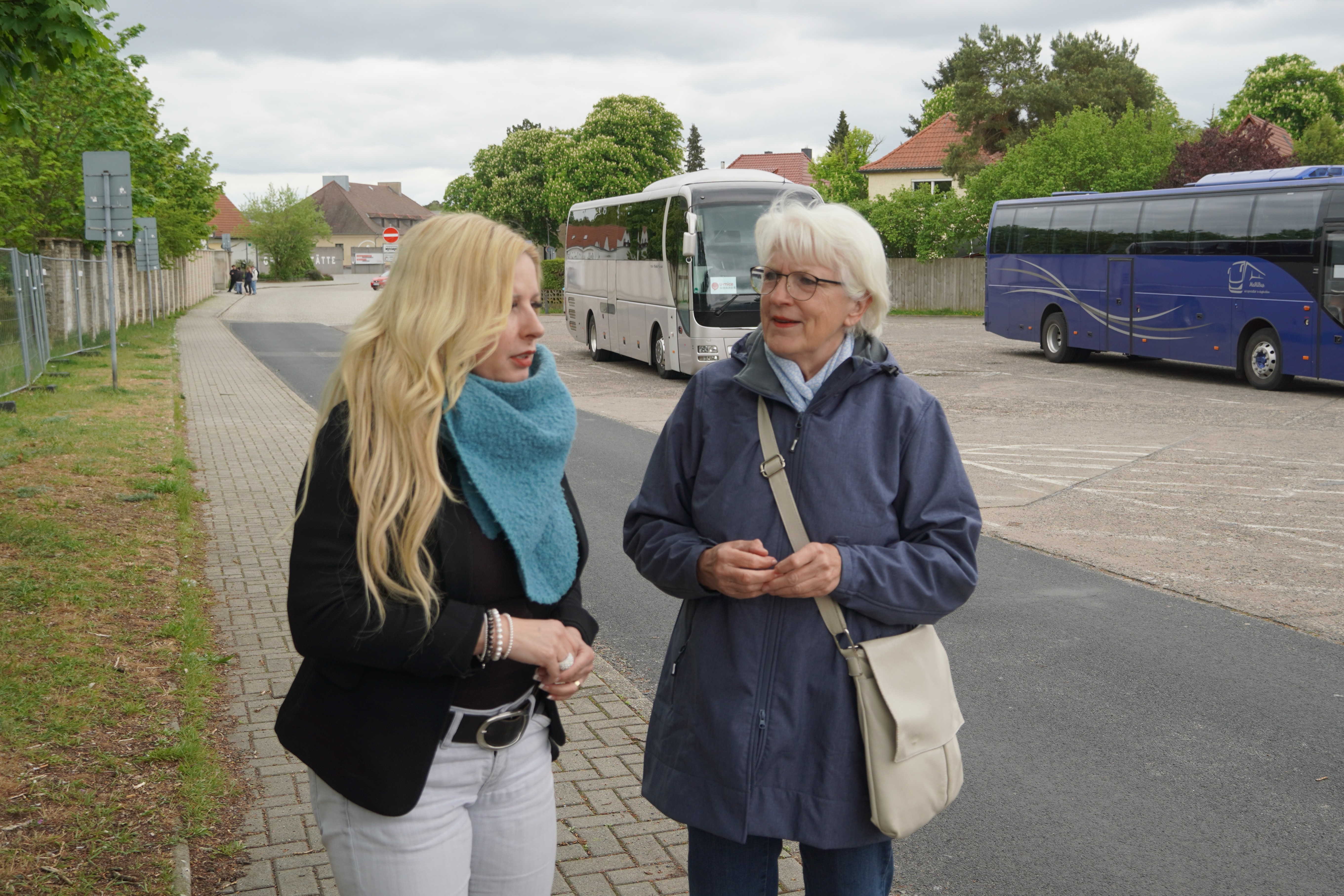 Nicole Walter-Mundt (CDU) im Gespr�ch mit Waltraud Krienke von der Anwohnerinitiative, Foto: Christian Howe