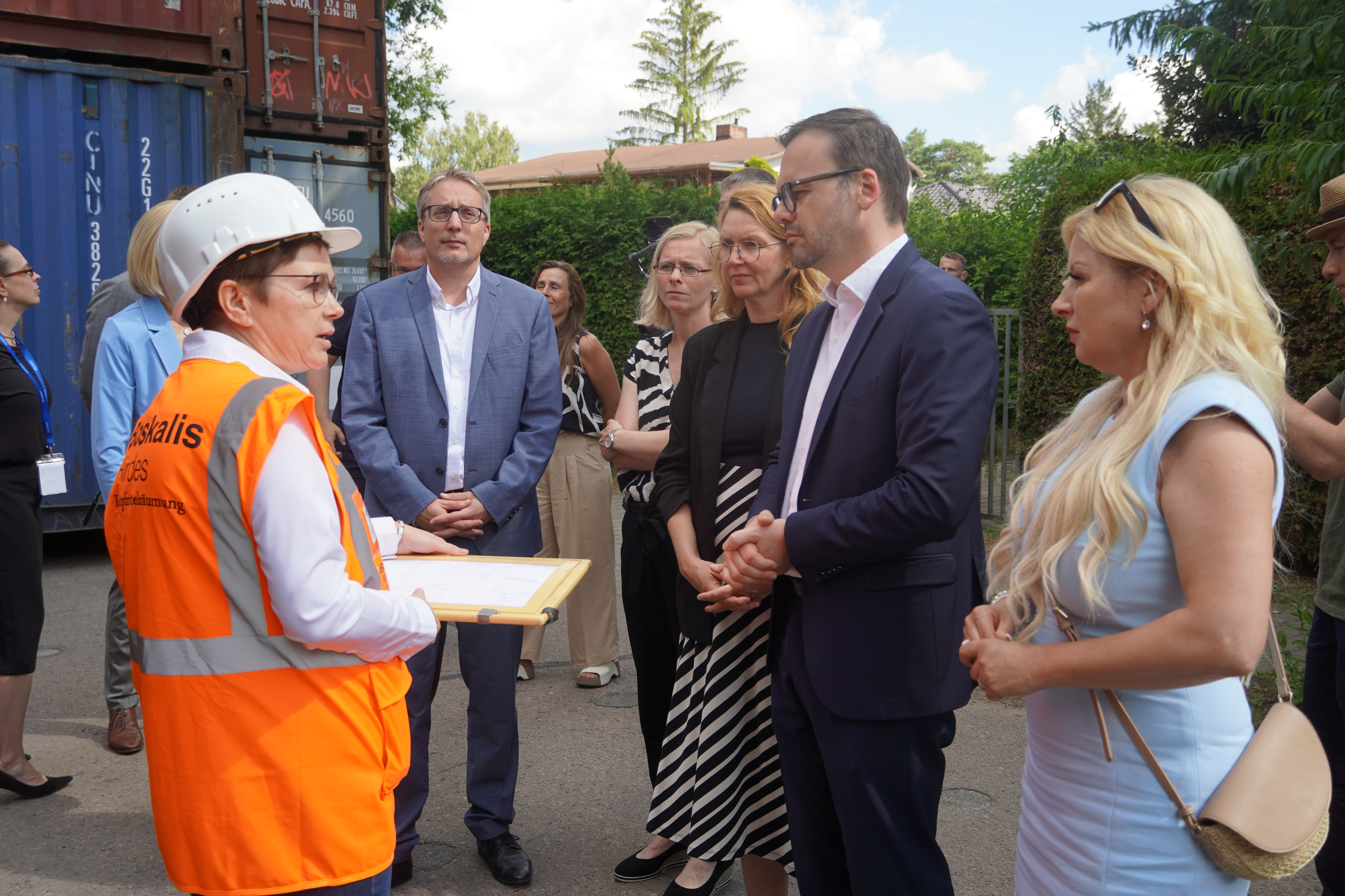 An der Bombenr�umstelle in Lehnitz informierten sich Innenminister Redmann und Oranienburgs Abgeordnete �ber die aktuelle Situation, Foto: Christian Howe