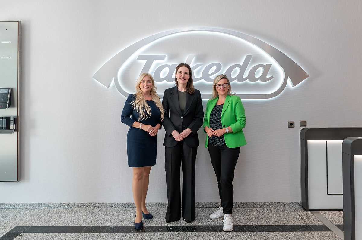 Wirtschaftsministerin Martina Klement und die Landtagsabgeordnete Nicole Walter-Mundt informieren sich �ber die Standortbedingungen bei Takeda in Oranienburg. Foto: Takeda/Standortkommunikation
