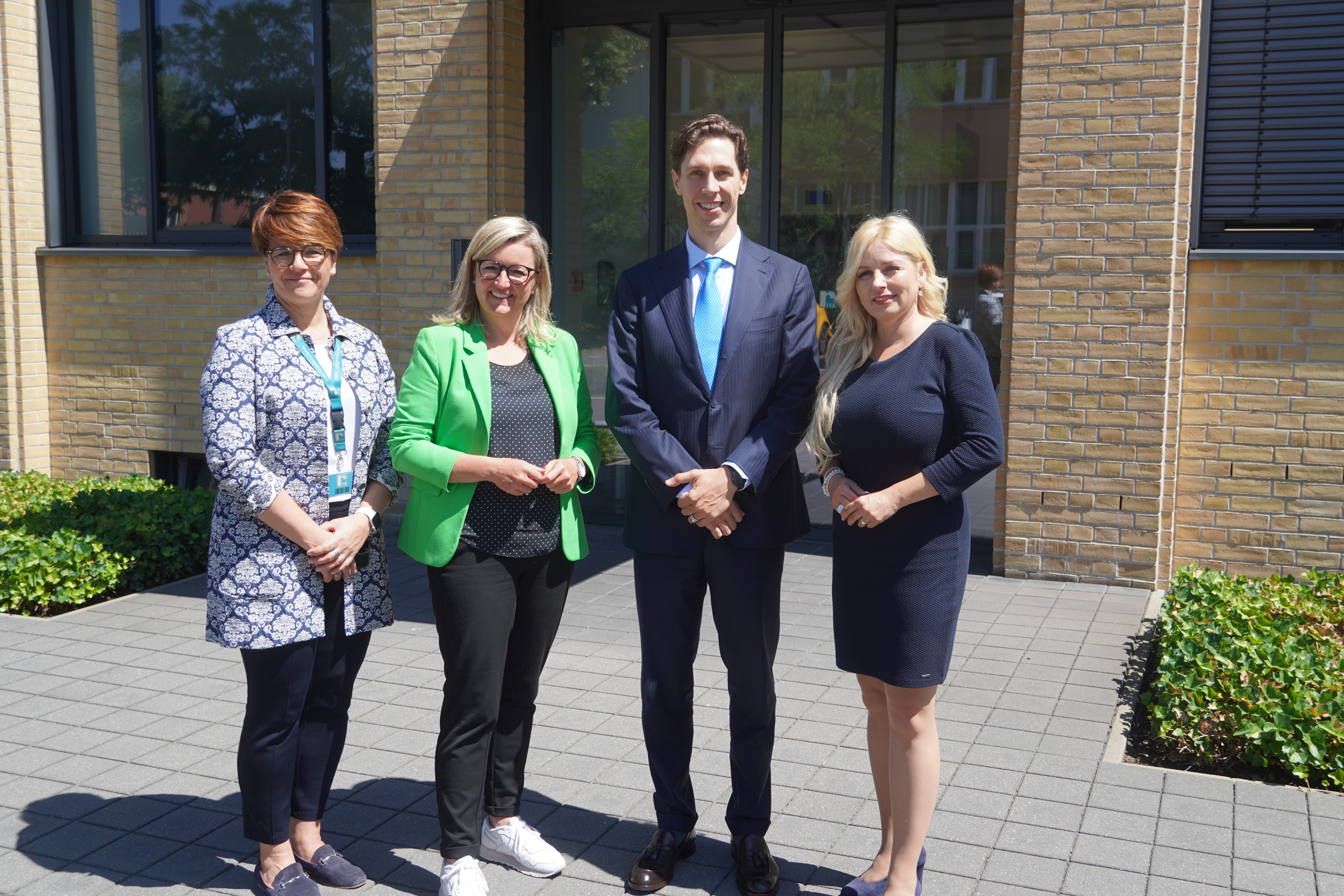 Wirtschaftsministerin Martina Klement und Nicole Walter-Mundt machen sich ein Bild vor Ort im Stahlwerk Hennigsdorf, Foto: Christian Howe